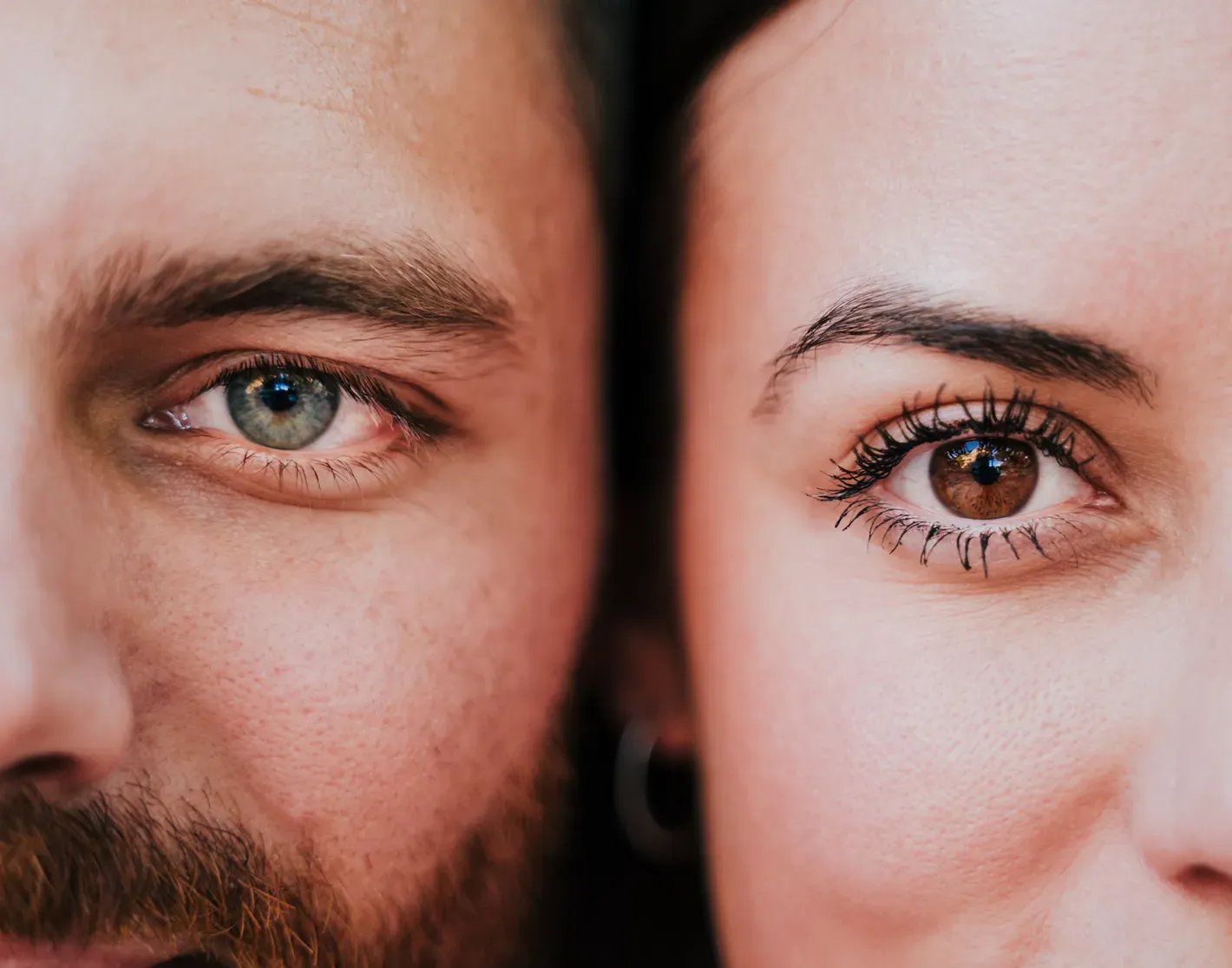 Un oftalmólogo examina los ojos de una mujer.