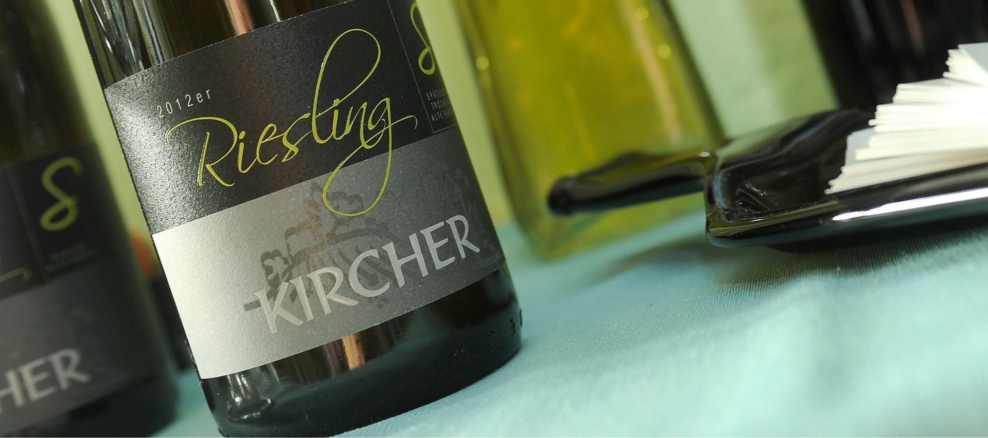 Eine Nahaufnahme einer Flasche Riesling Kircher Wein