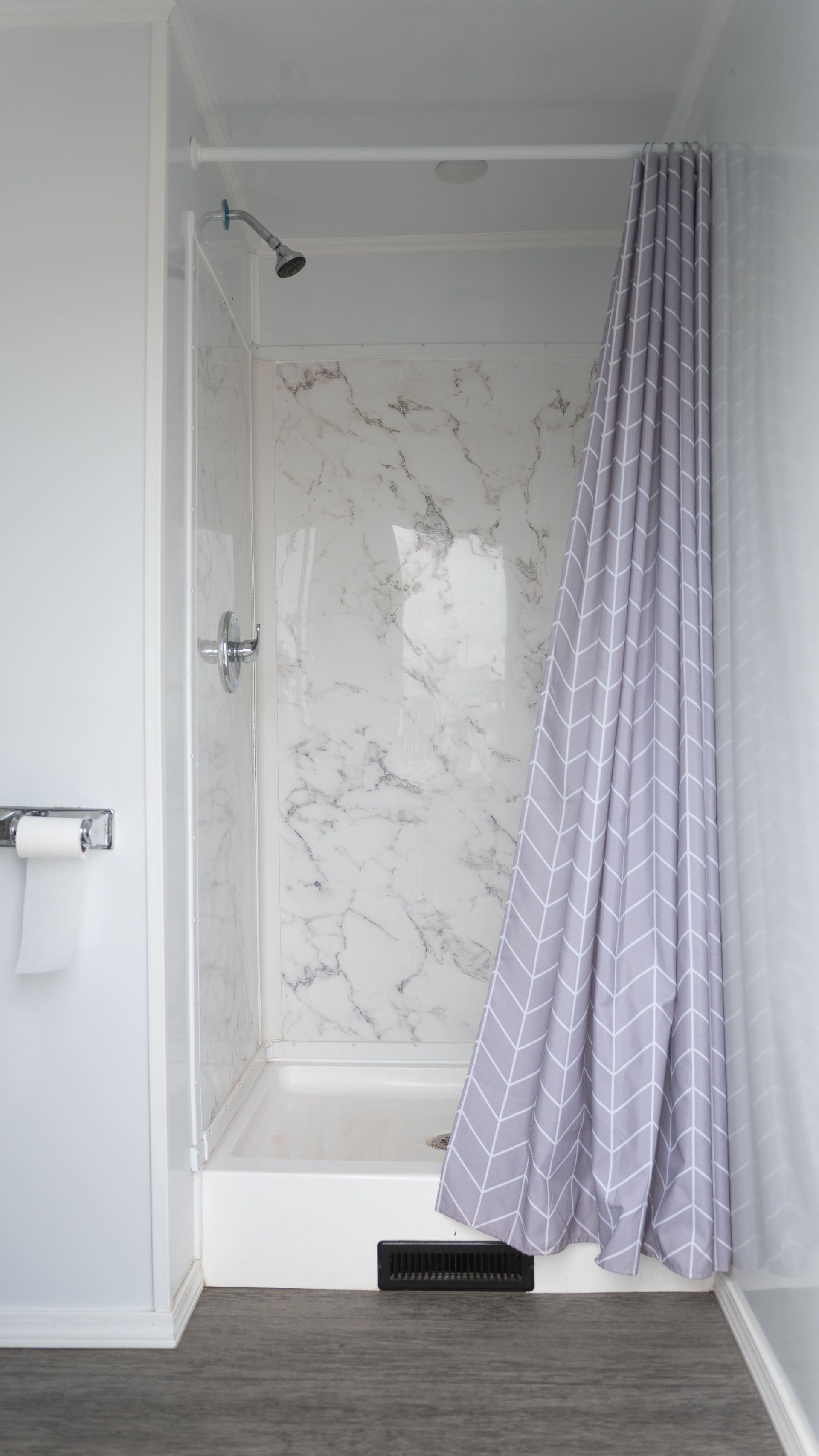 Remorque de toilettes portables blanches avec marches et logo Sanibon.