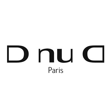 Logo pour D nu C Paris, avec des lettres majuscules noires et un « u » minuscule.