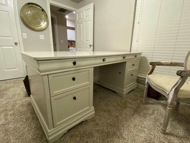 Desk painters in Little Rock & Central Arkansas Photo