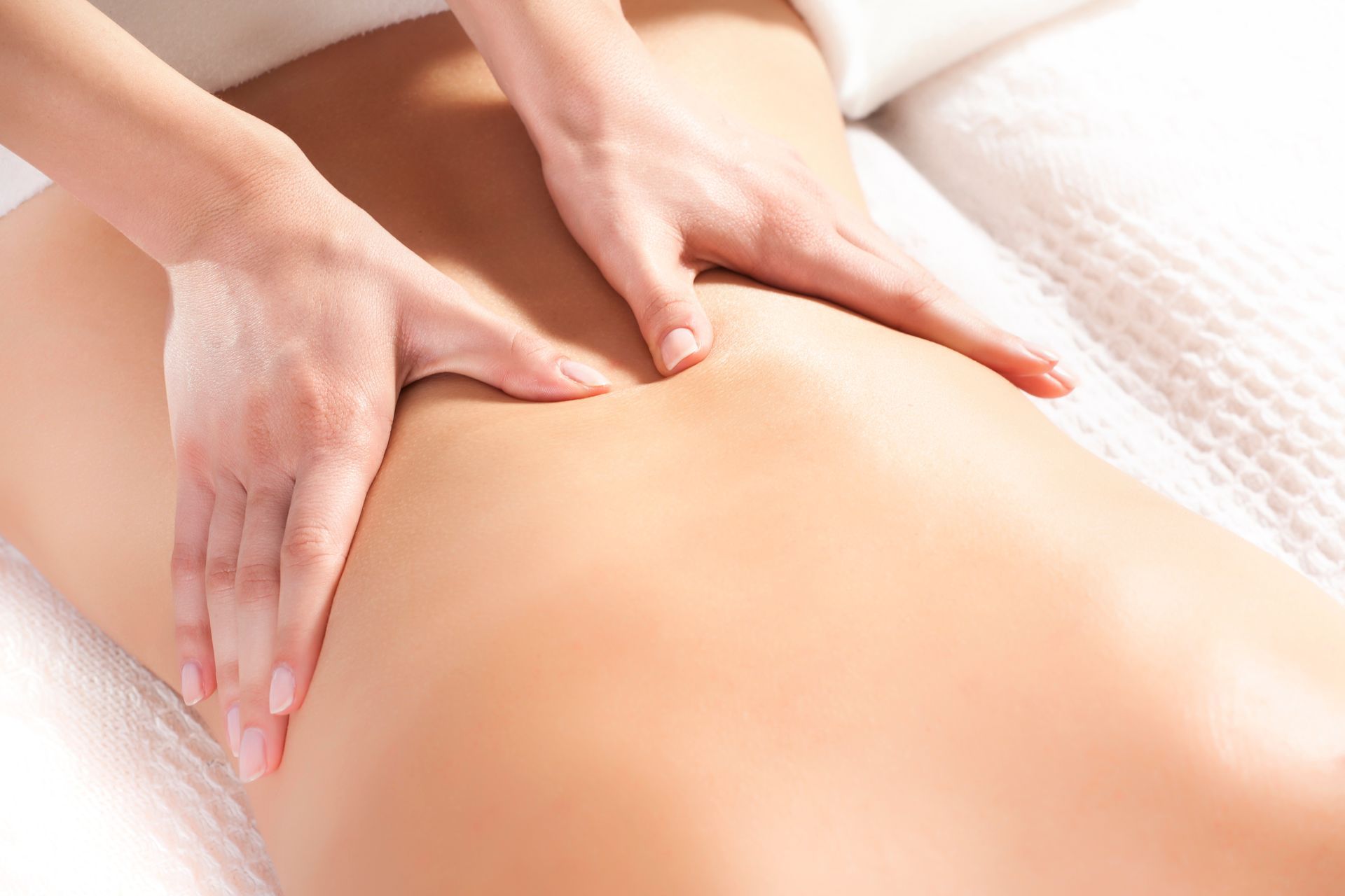 Une femme reçoit un massage du dos dans un spa.