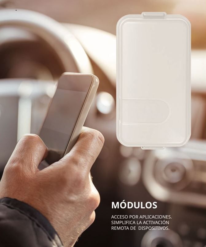 Mano sosteniendo un teléfono en un coche, con un módulo rectangular blanco. Texto: 
