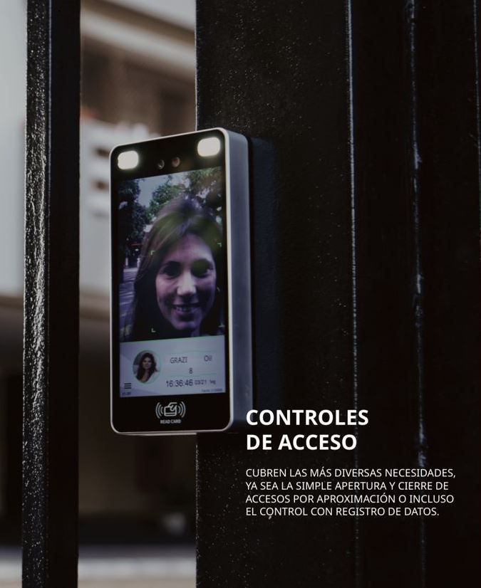 Un panel de control de acceso negro en una puerta, con una persona en la pantalla. El texto dice 