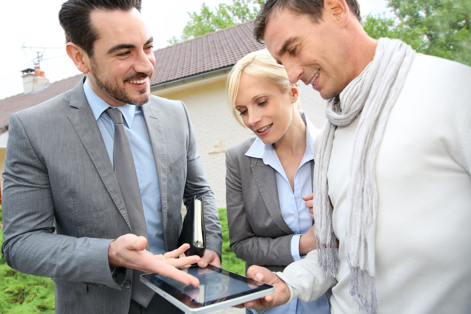 The Role of Real Estate Investors in Helping Distressed Homeowners Sell Their Properties