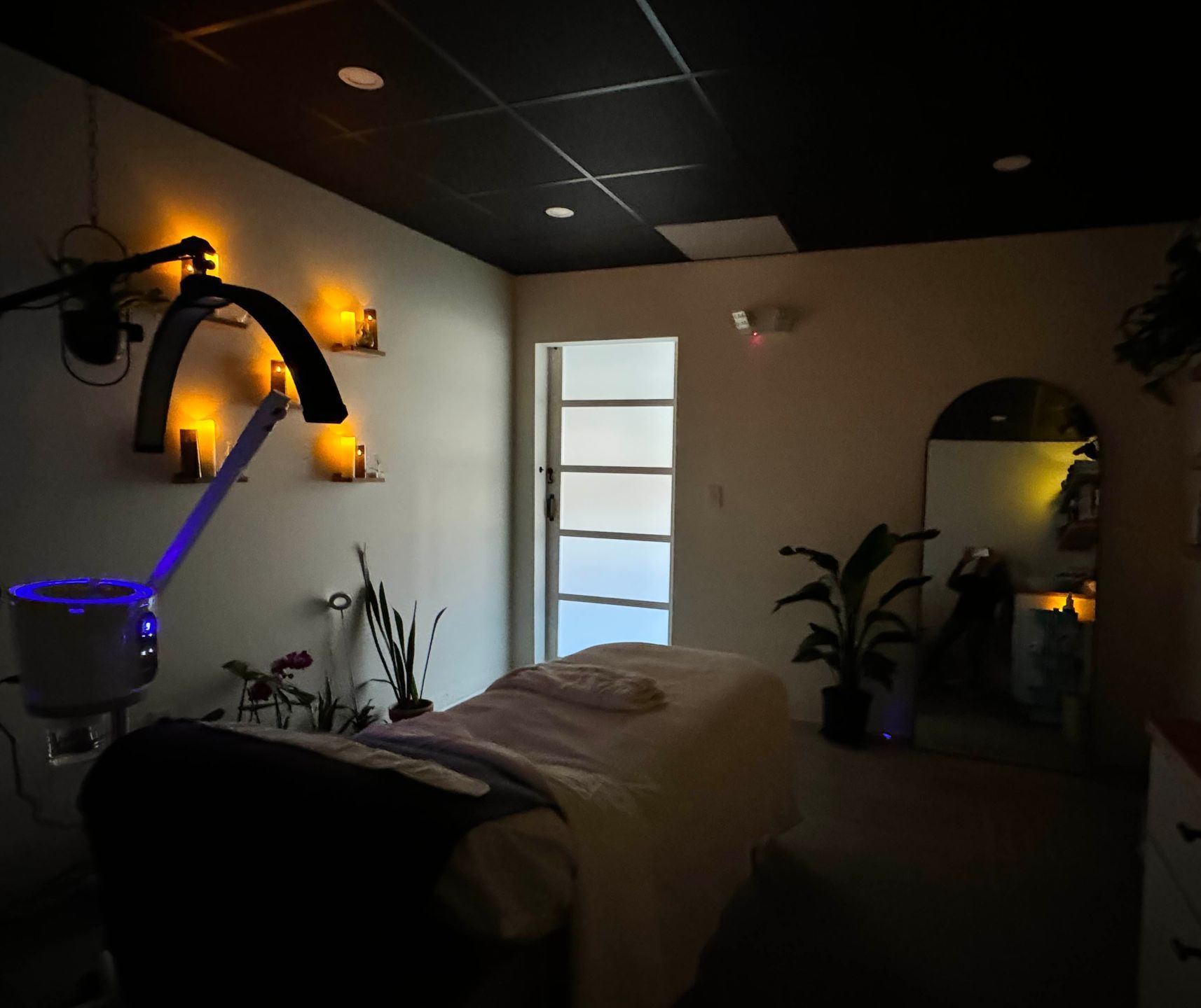 A room with a bed and a mirror in it
