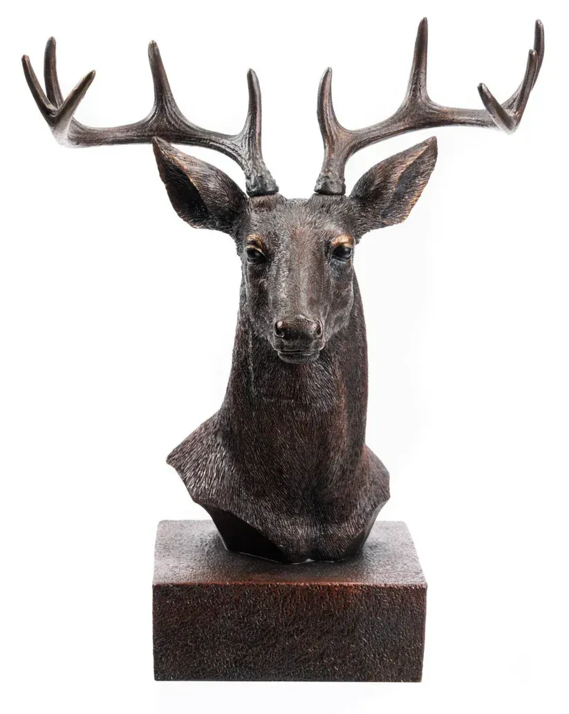 Bronze deer bust with large antlers on a dark rectangular pedestal.