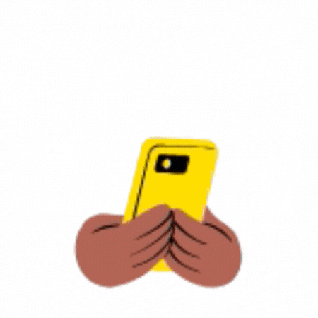 Mains brunes tenant un smartphone jaune sur fond blanc.