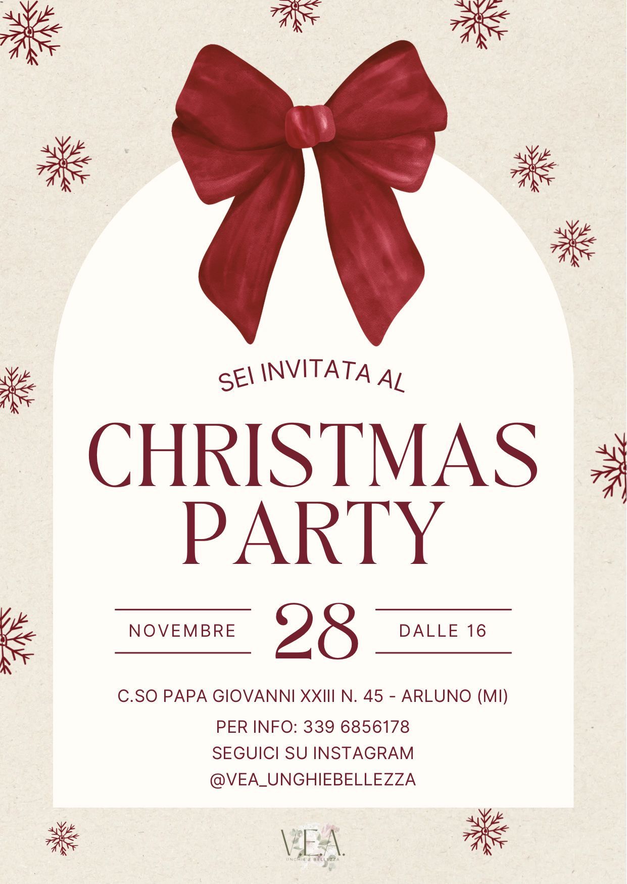 Invito per una festa di Natale con fiocco rosso, sfondo beige e data 28 dicembre 2024.
