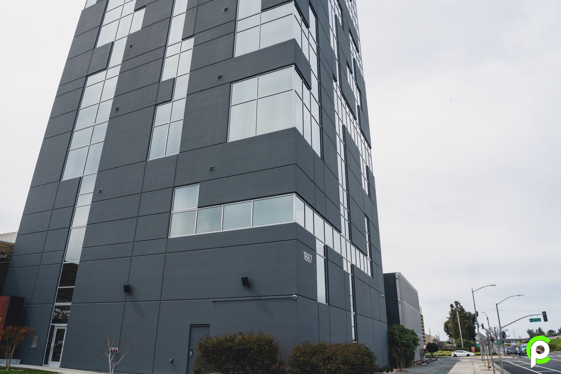 A tall building with the letter p on it
