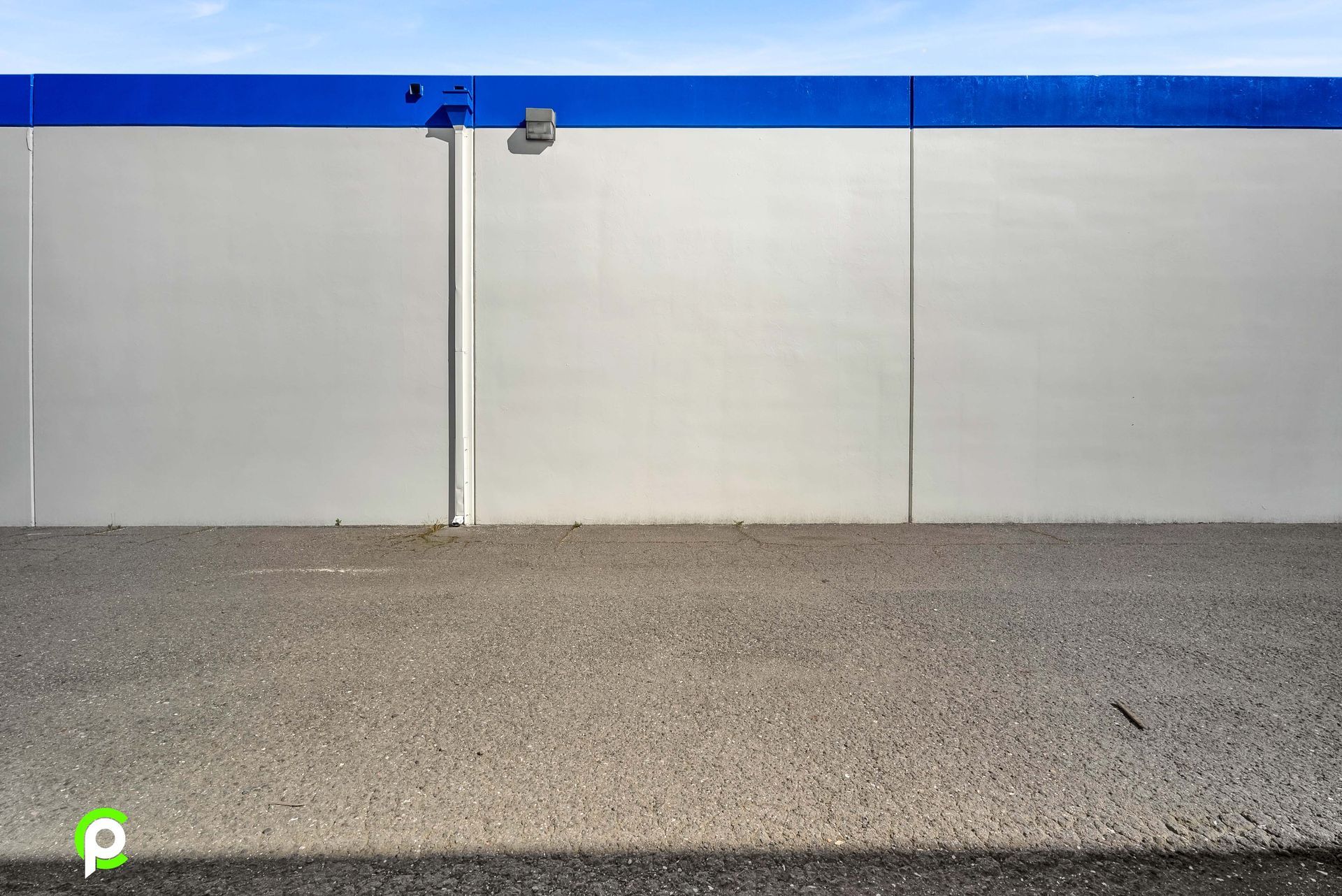 A white and blue wall with a blue stripe on the side of it.