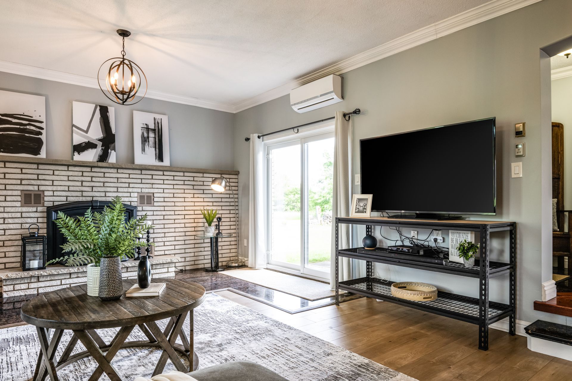 A living room with a flat screen tv on the wall.