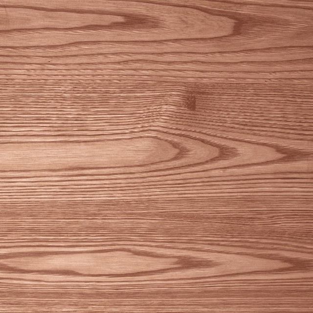 Primo piano delle venature del legno bruno-rossastro con motivi vorticosi e nodi.