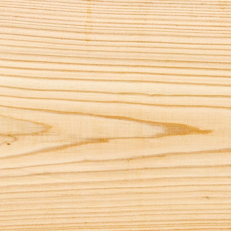 Primo piano delle venature del legno chiaro con linee orizzontali e sottili variazioni.