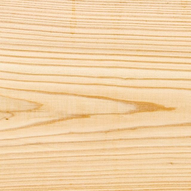 Primo piano delle venature del legno chiaro con linee orizzontali e sottili variazioni.