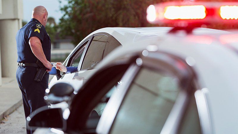 policía da boleto