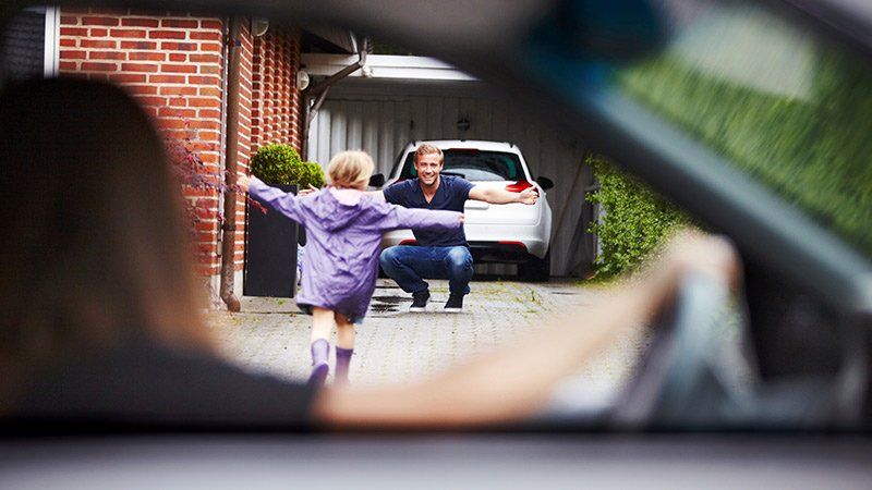 niña corre hacia su padre