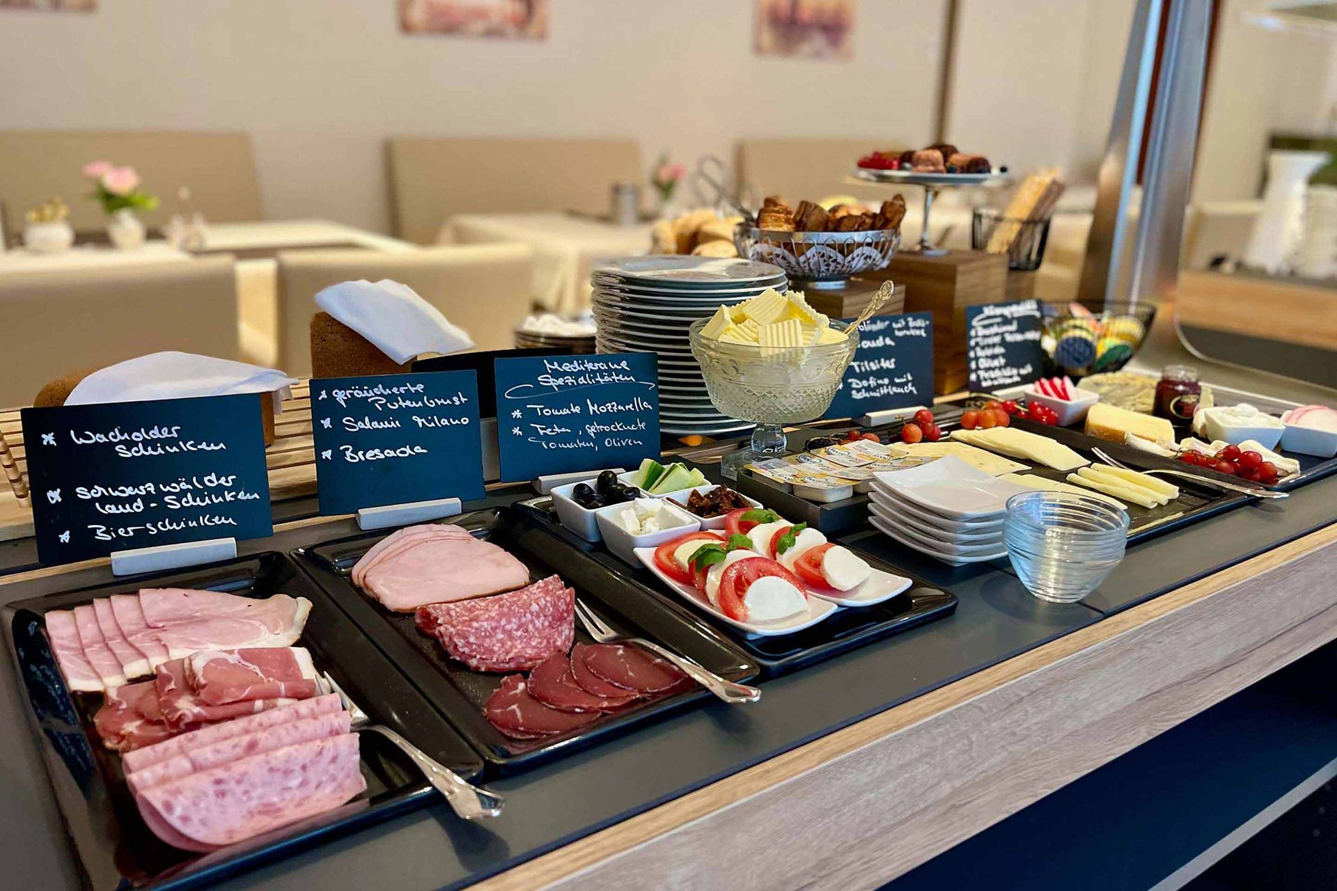feine Auswahl an Käse- und Wurstspezialitäten beim Frühstücksbuffet im Boutique Hotel Rosengarten in Hamburg Poppenbüttel