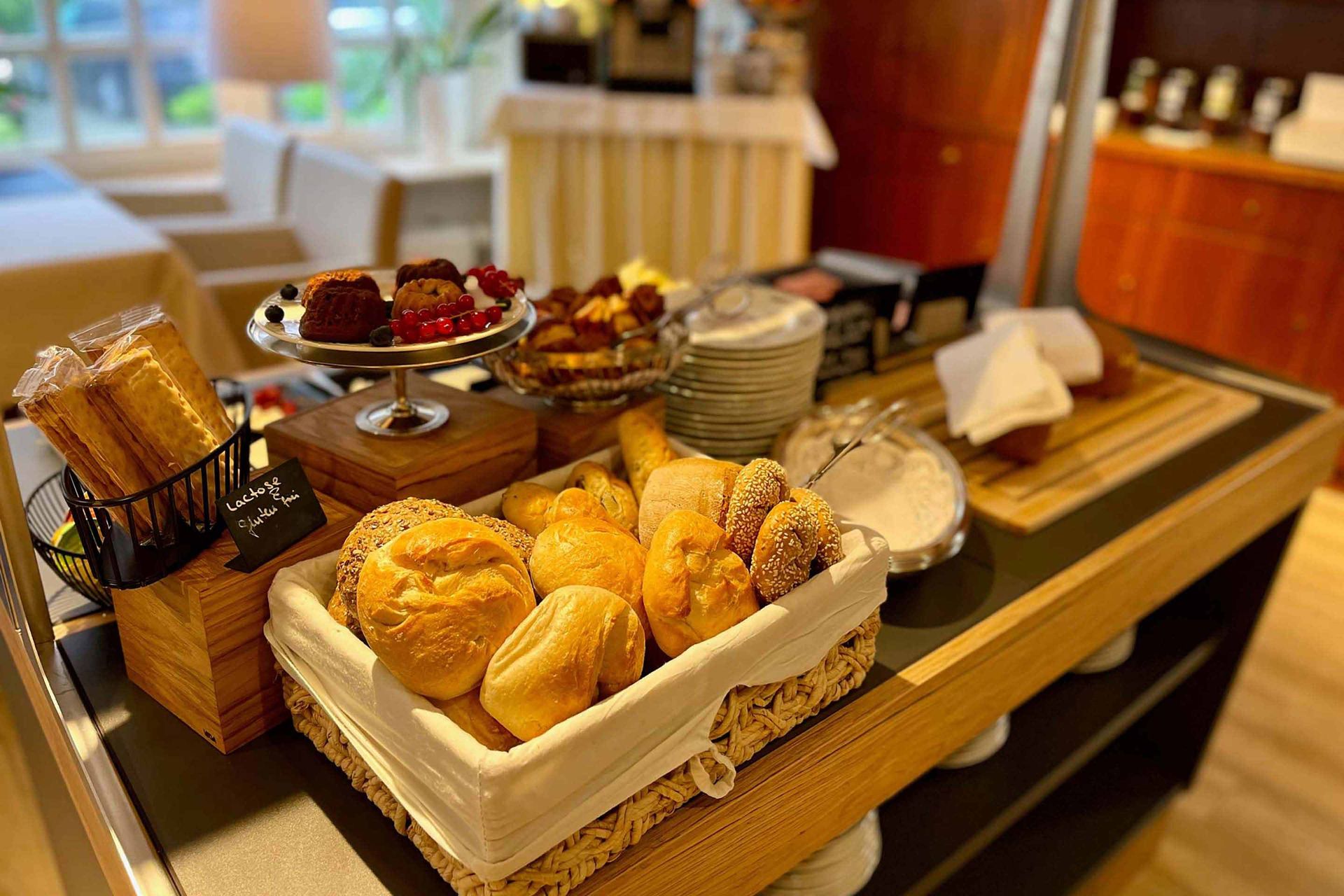 Frische Brötchen und hausgebackenes Brot beim Frühstücksbuffet im Boutique Hotel Rosengarten in Hamburg Poppenbüttel