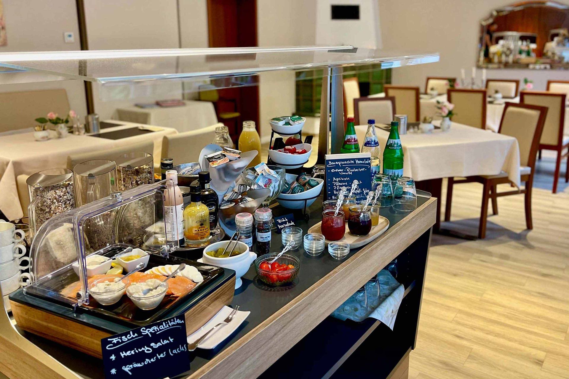 Frische, regionale Produkte und hausgemachte Delikatessen beim Frühstücksbuffet im Boutique Hotel Rosengarten
