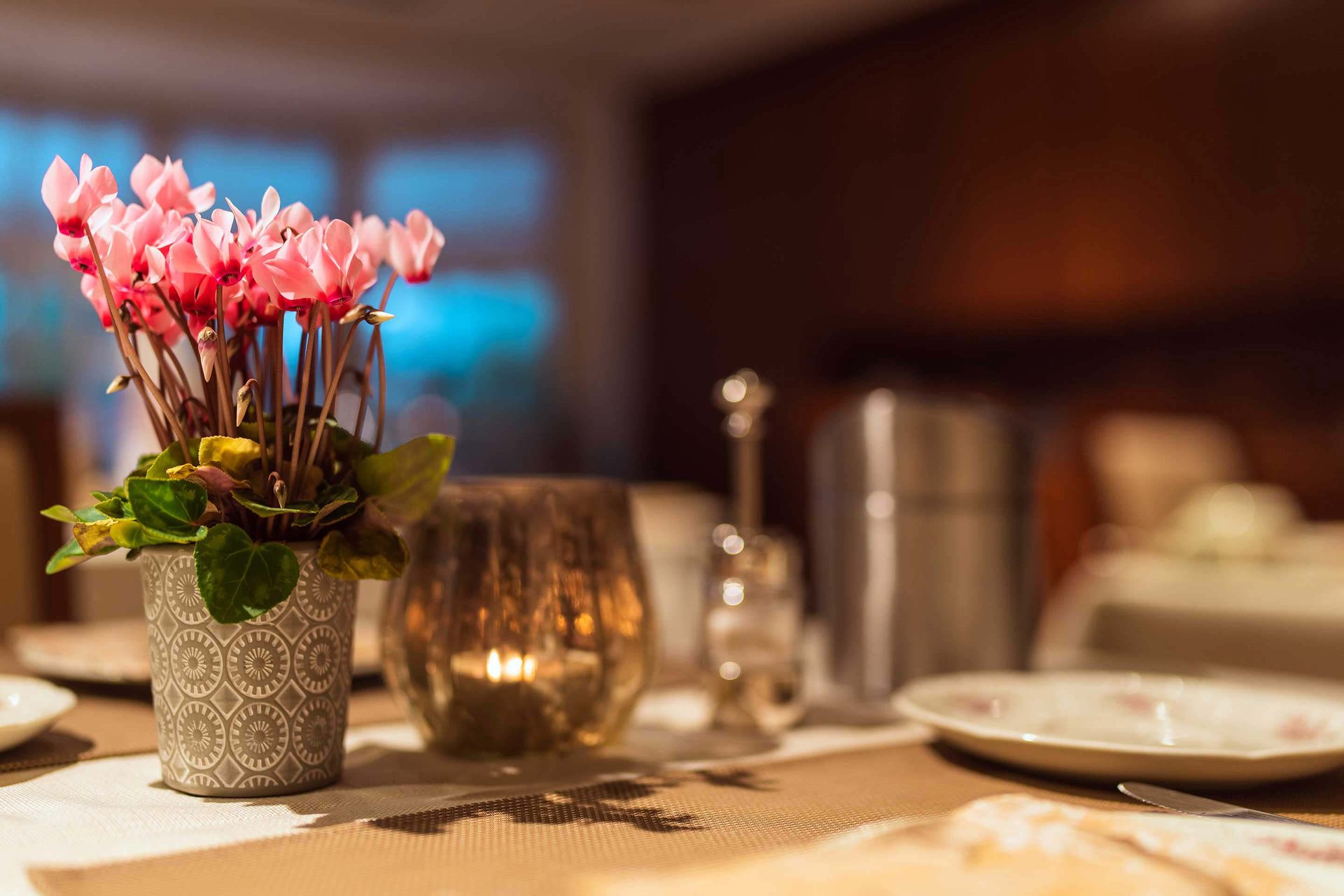 Gemütliche Atmosphäre beim Frühstücksbuffet im Boutique Hotel Rosengarten Hamburg