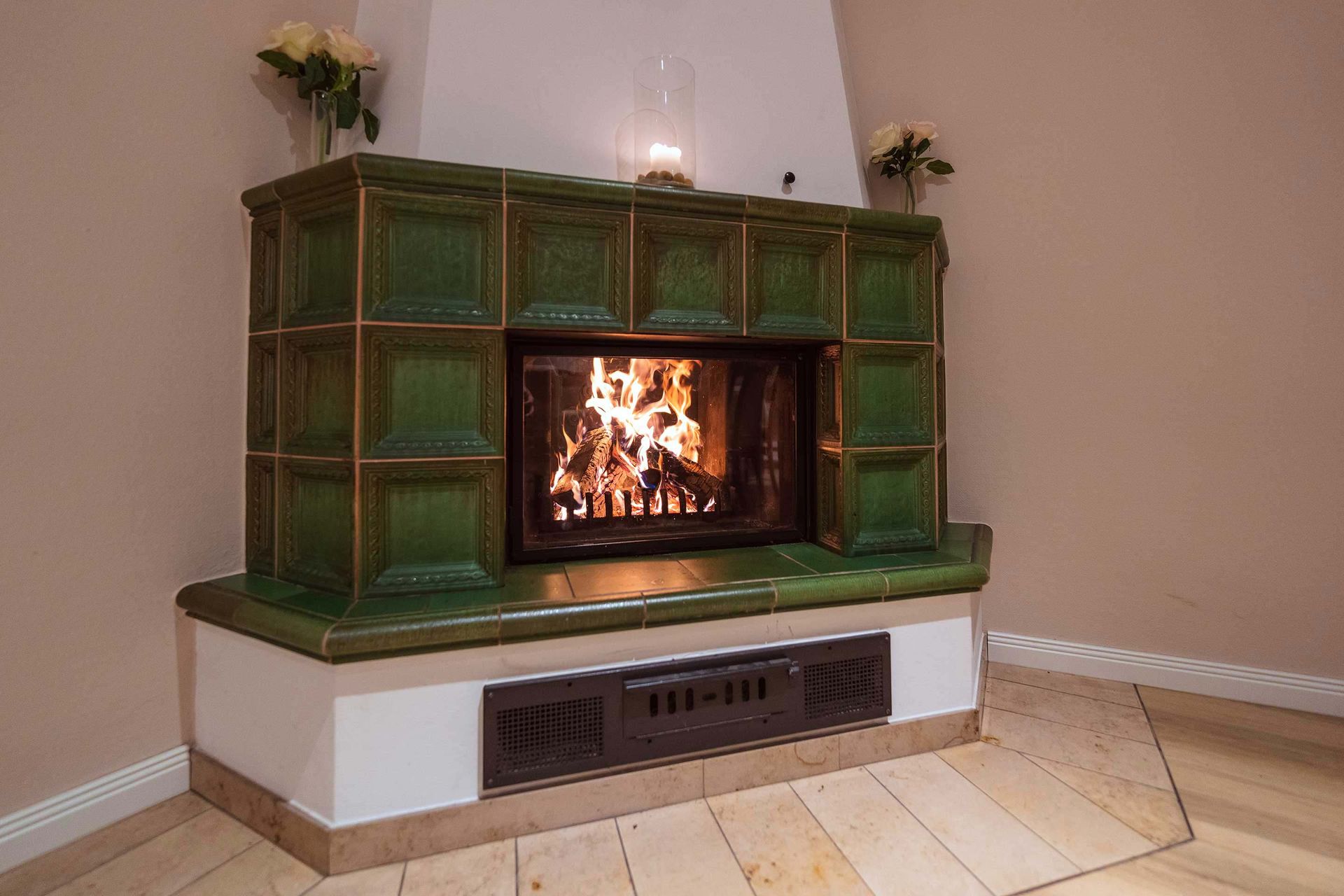 Gemütliche Atmosphäre mit Kamin beim Frühstücksbuffet im Winter im Boutique Hotel Rosengarten Hamburg