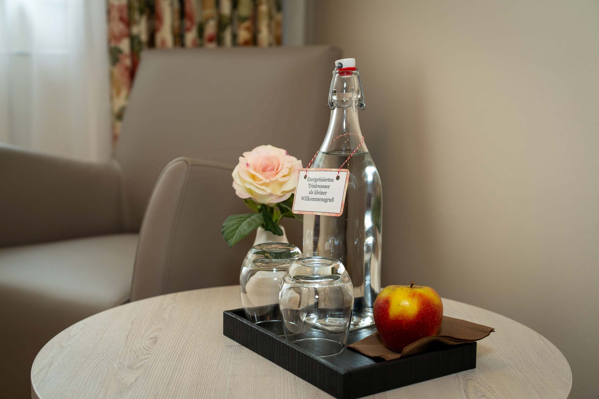 Kostenfreies Wasser und Obst als herzlicher Willkommensgruß auf allen Hotelzimmern des Boutique Hotel Rosengarten.