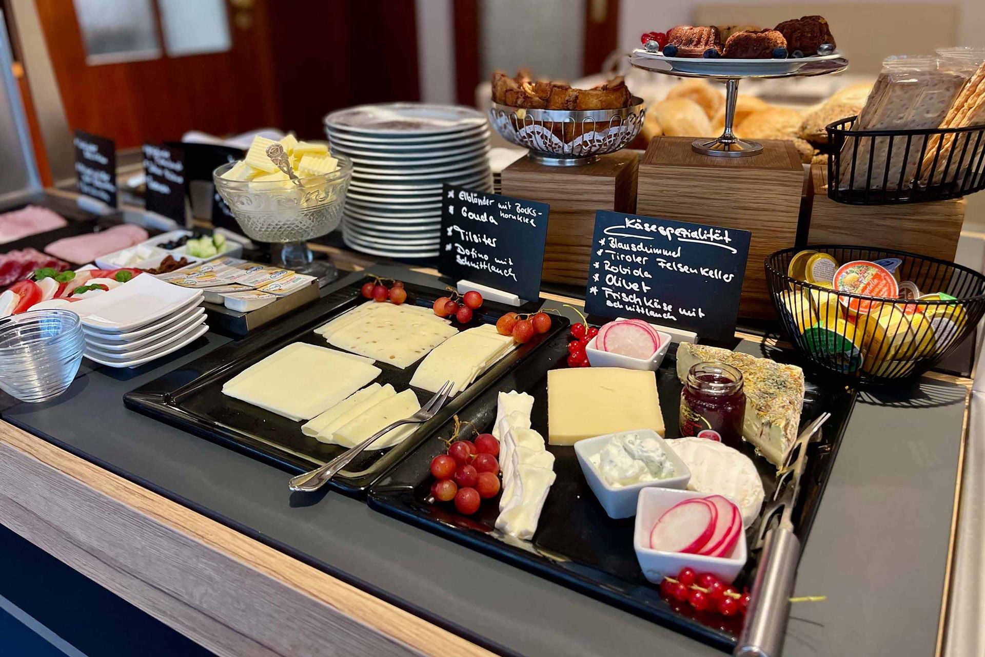 Feine Käseauswahl beim Frühstücksbuffet im Boutique Hotel Rosengarten in Hamburg Poppenbüttel