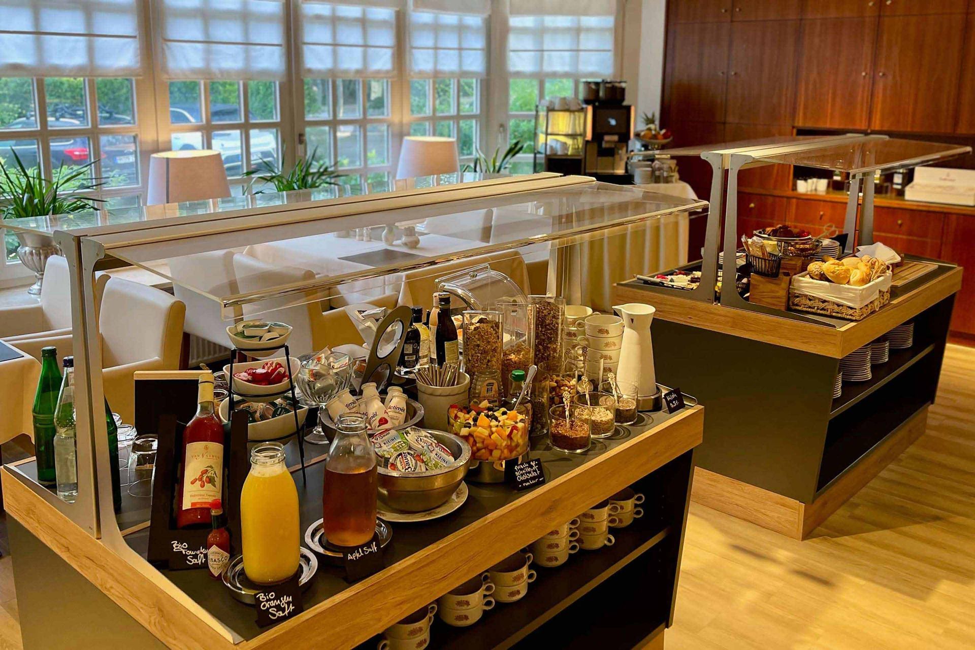 Vitalisierende Säfte, gesunde Müslis und frisch zubereiteten Obstsalat beim Frühstücksbuffet im Boutique Hotel Rosengarten