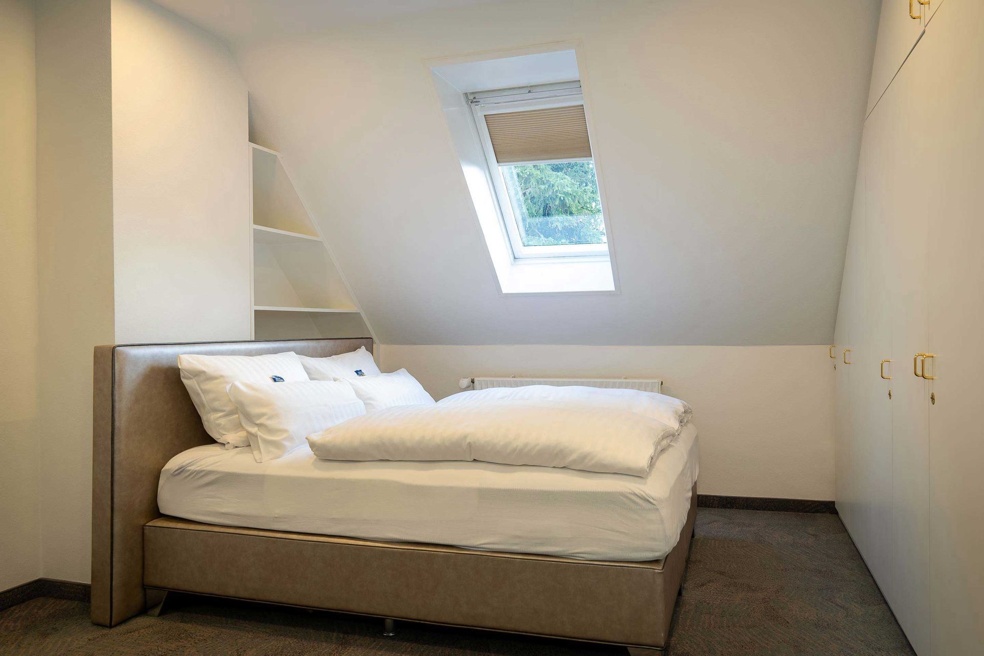 Gemütliches Boxspring-Doppelbett im Apartment des Boutique Hotel Rosengarten Hamburg in Poppenbüttel