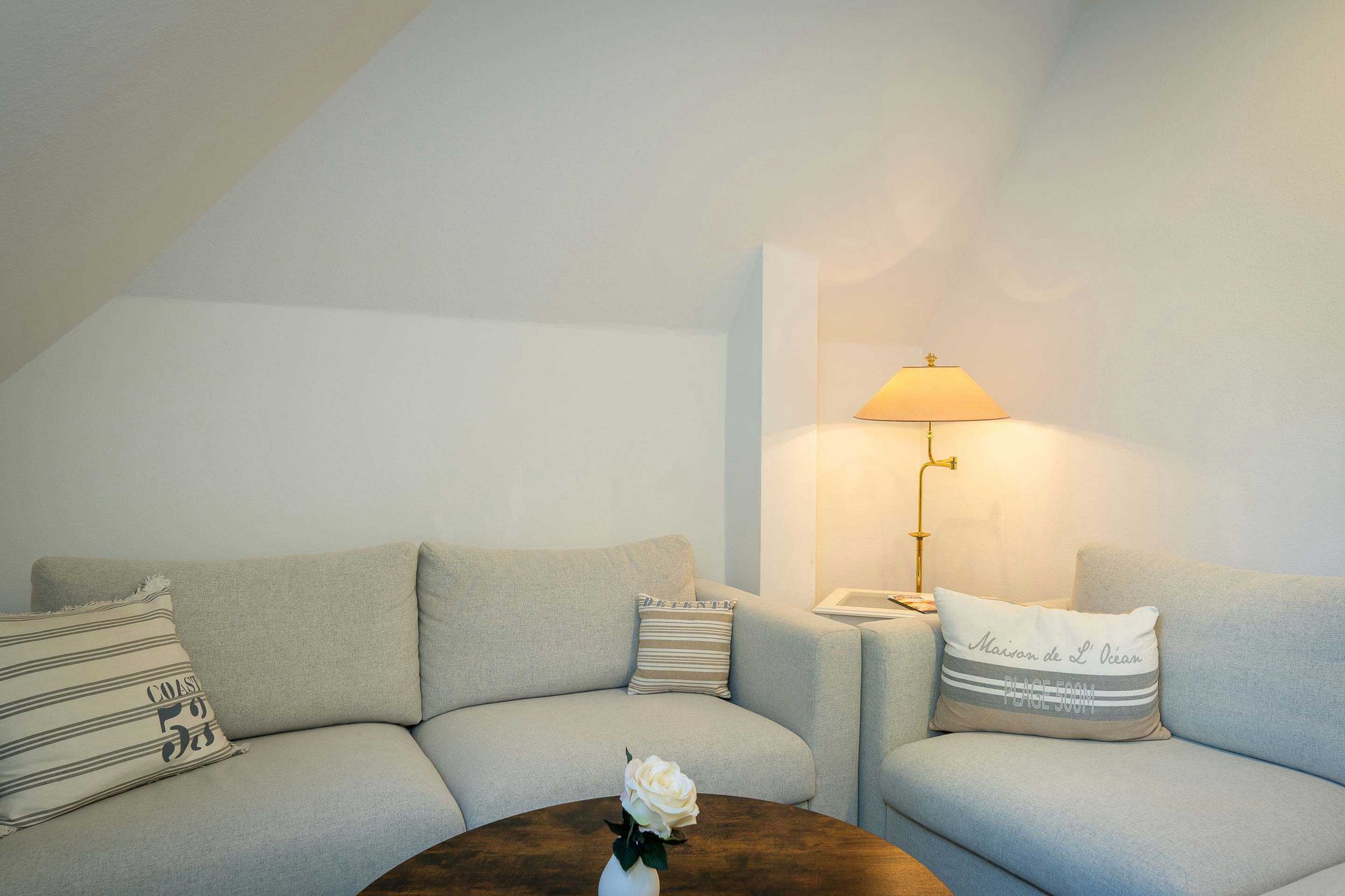 Couchlandschaft im Apartment des Boutique Hotel Rosengarten Hamburg in Poppenbüttel