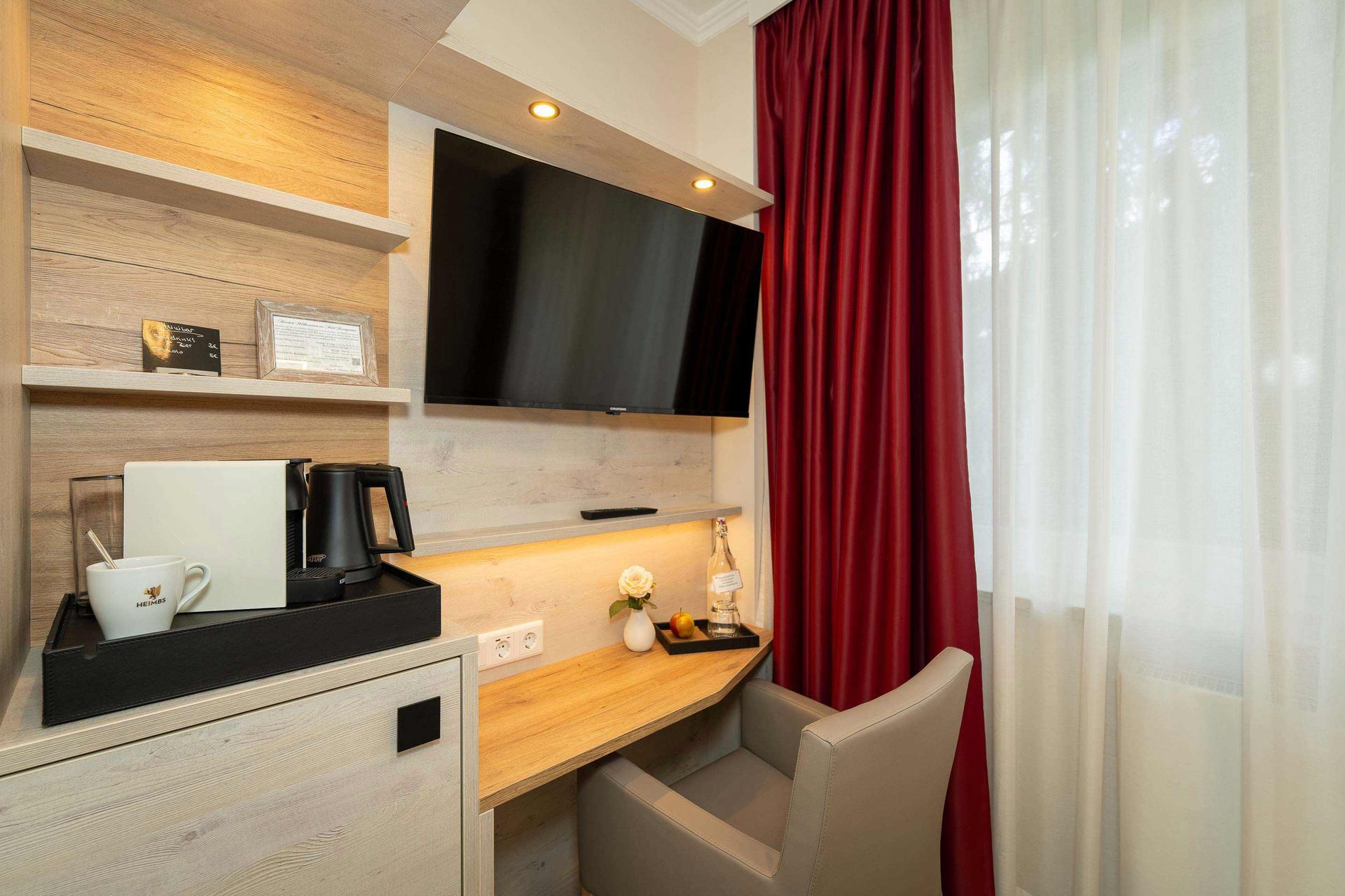 Praktischer Schreibtisch und 43-Zoll 4k SmartTV im Budgeteinzelzimmer des Boutique Hotel Rosengarten in Hamburg Poppenbüttel