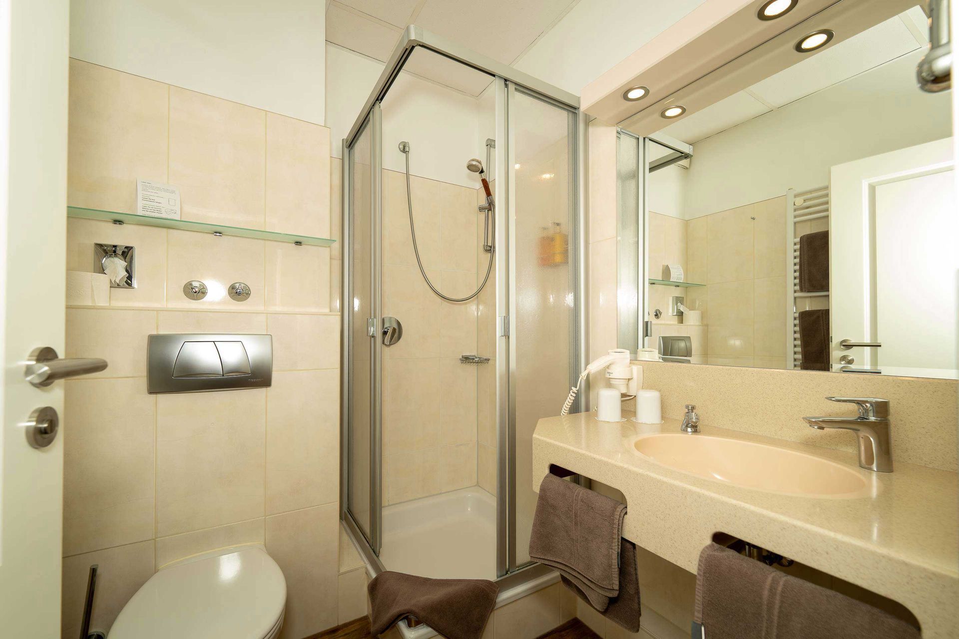 Komfortables Badezimmer im Doppelzimmer des kleinen Hotel Rosengarten in Hamburg