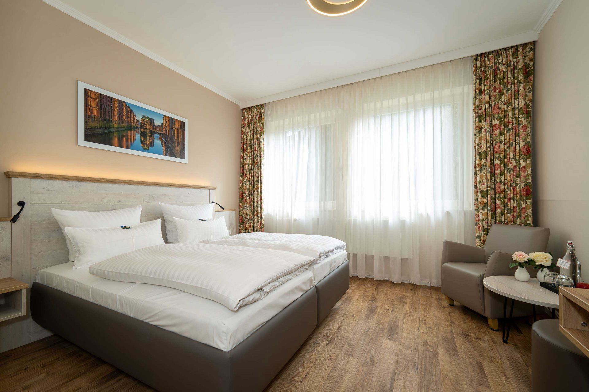Komfortable Doppelzimmer mit Aussicht  in den Rosengarten vom Boutique Hotel Hamburg