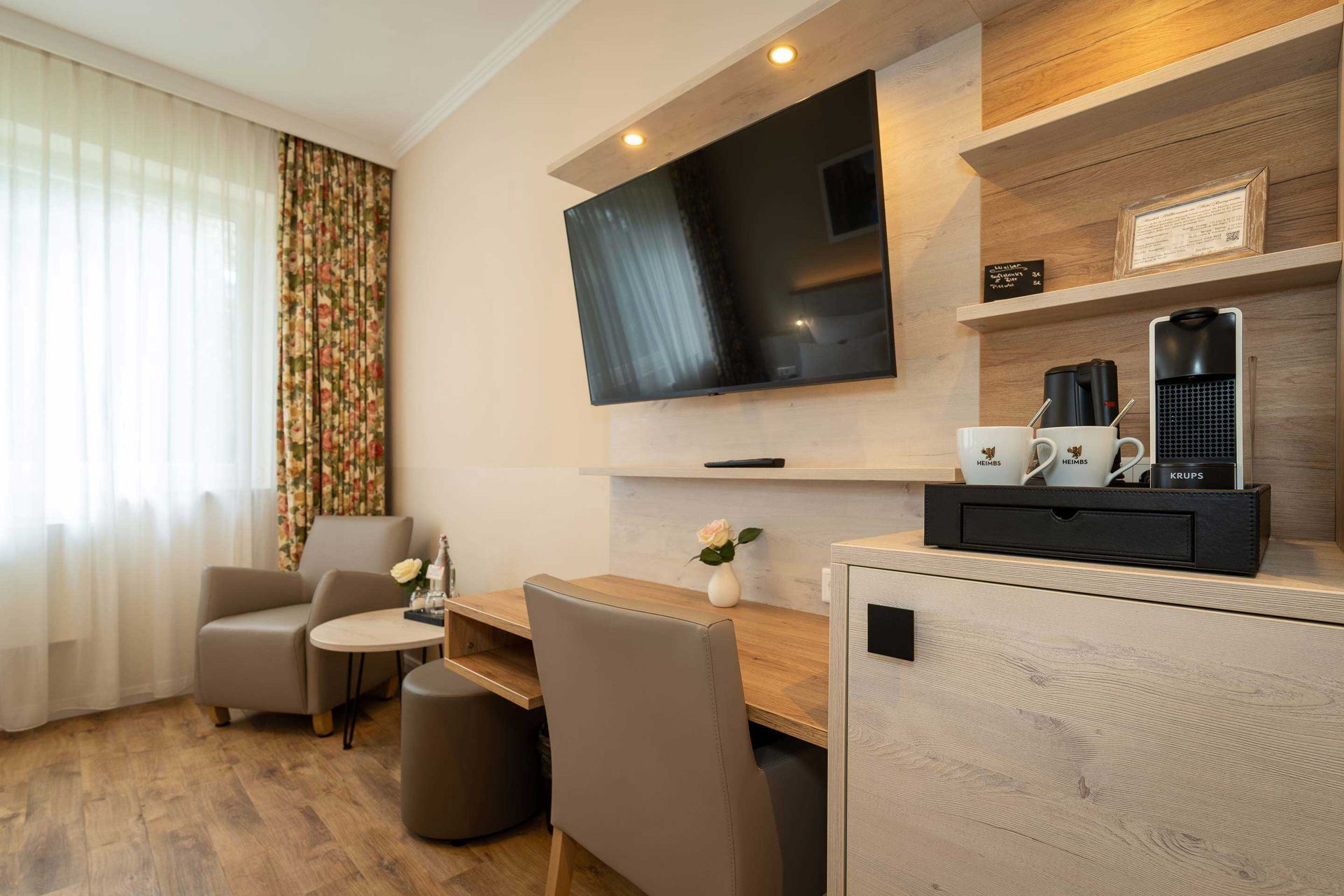 Praktischer Schreibtisch für produktive Momente im Doppelzimmer des Boutique Hotel Rosengarten Hamburg