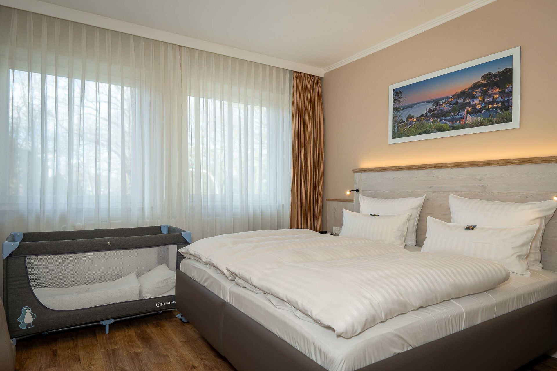 Komfortable Doppelzimmer auch mit Babybett im Boutique Hotel Rosengarten Hamburg