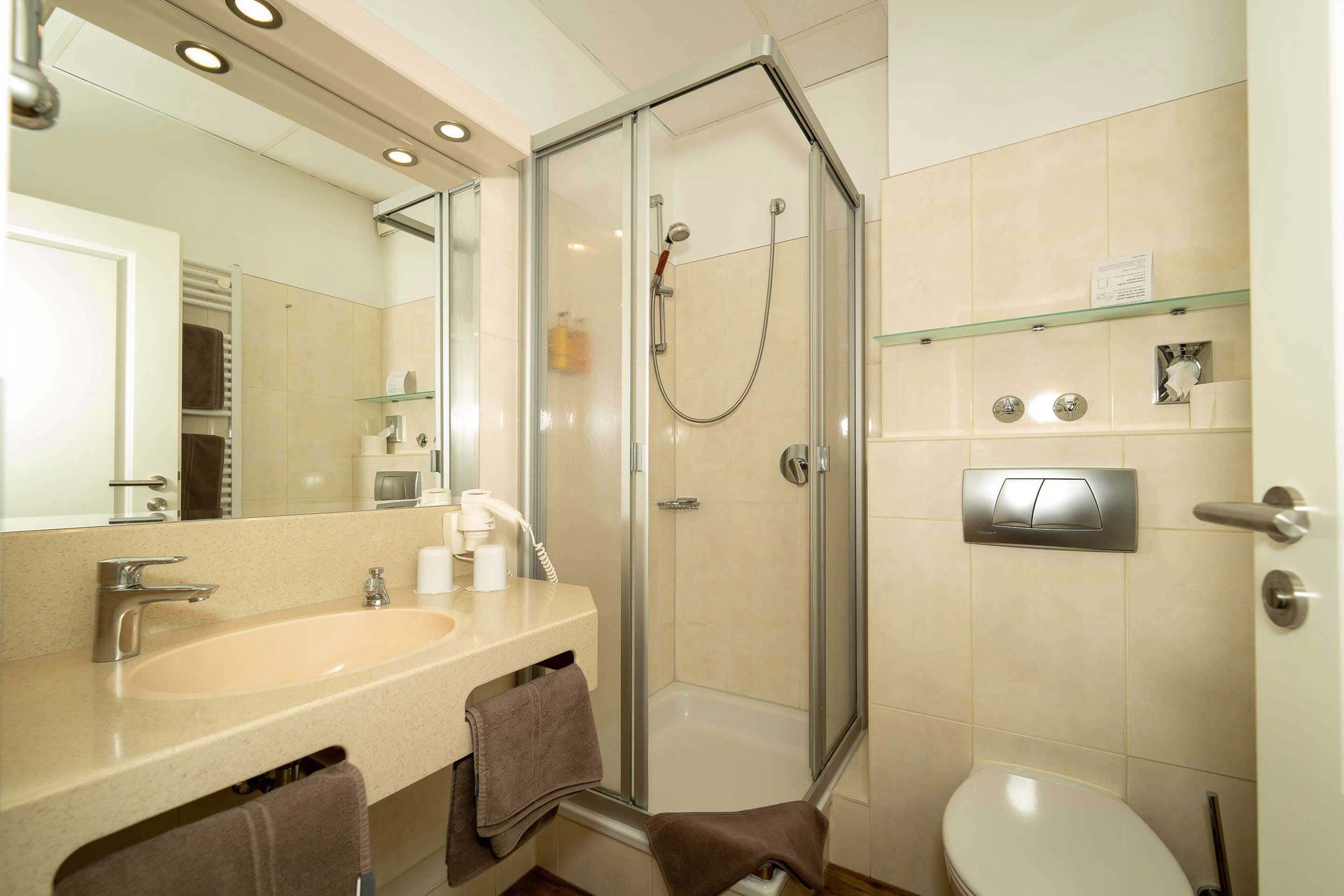 Badezimmer mit Rituals-Produkten in den Doppelzimmern des Boutique Hotel Rosengarten Hamburg