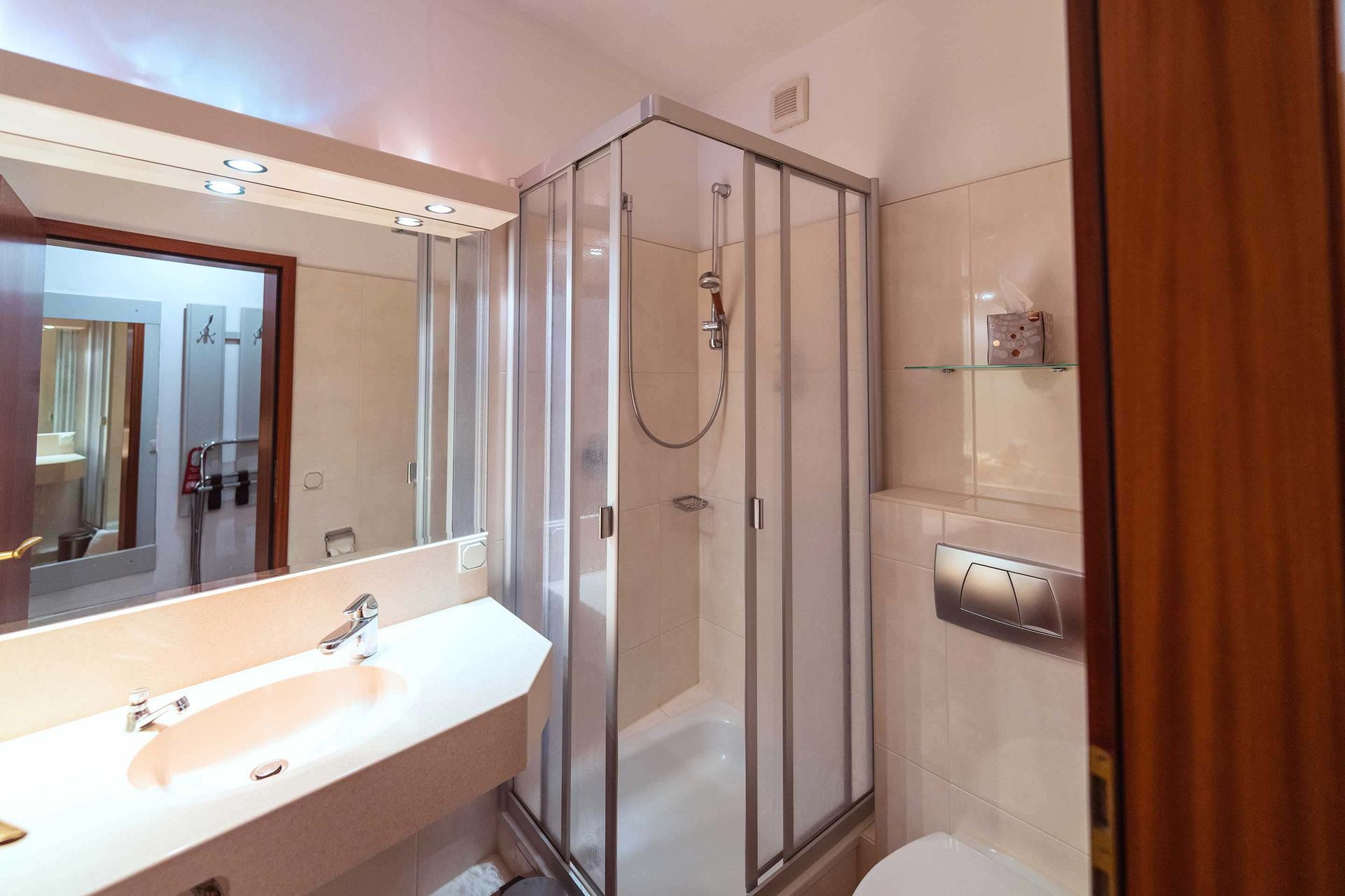 Badezimmer des Doppelzimmers im Boutique Hotel Rosengarten Hamburg im Alstertal