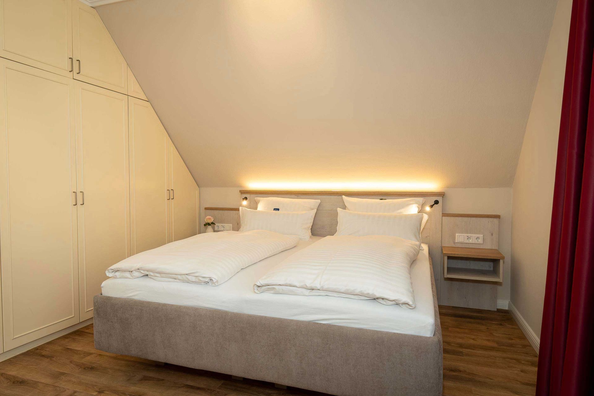 Hochwertiges Doppelbett im kleinen Apartment des Boutique Hotel Rosengarten im Hamburger Alstertal.
