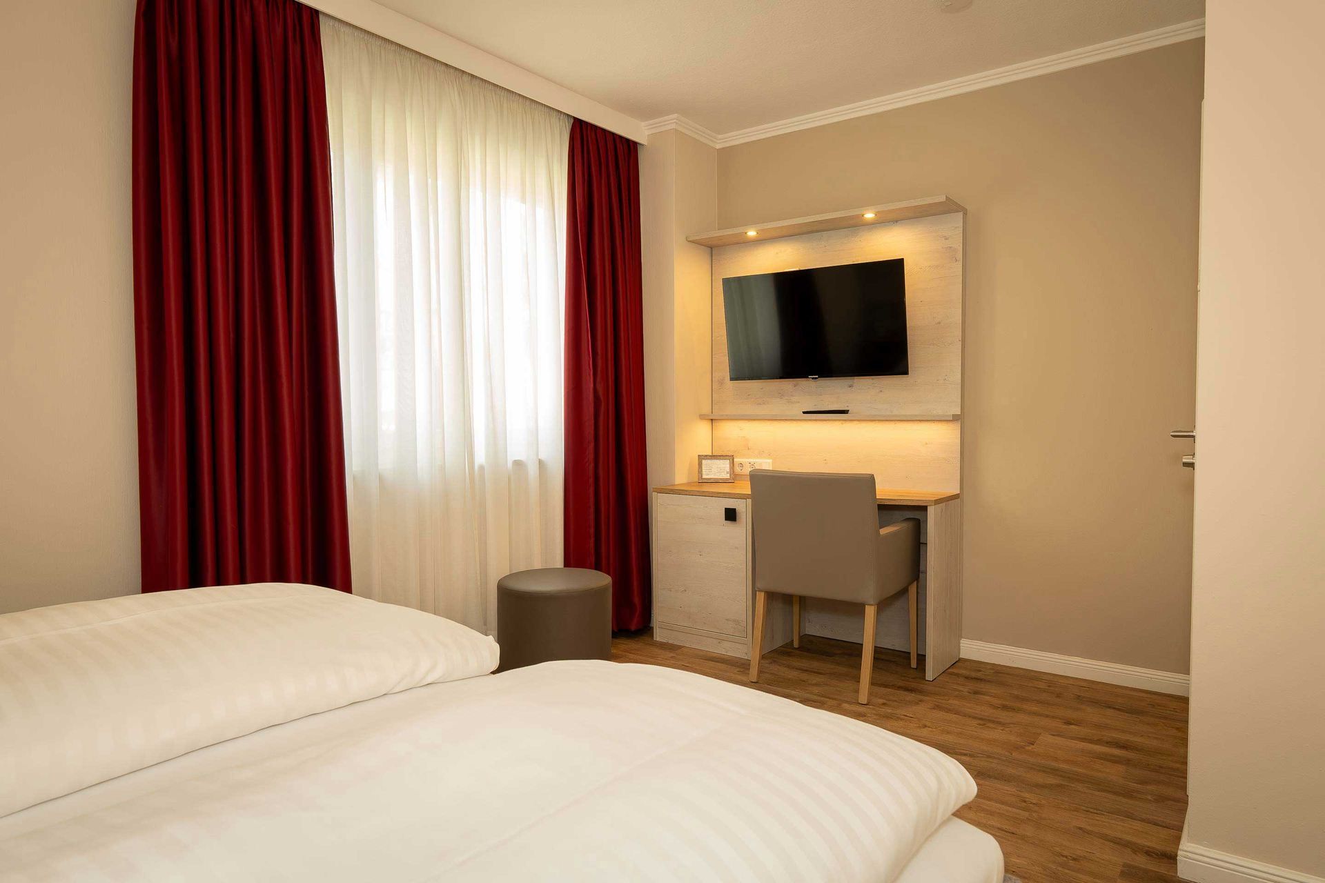 Praktischer Schreibtisch und 43-Zoll 4K-SmartTV in allen Einzel- & Doppelzimmern des Boutique Hotel Rosengarten