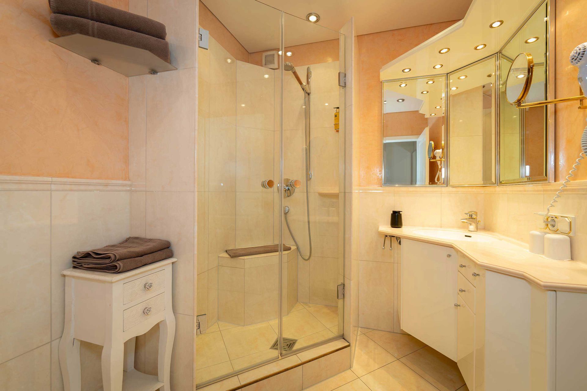 Modernes hochwertiges Badezimmer im kleinen Apartment des Boutique Hotel Rosengarten in Hamburg.