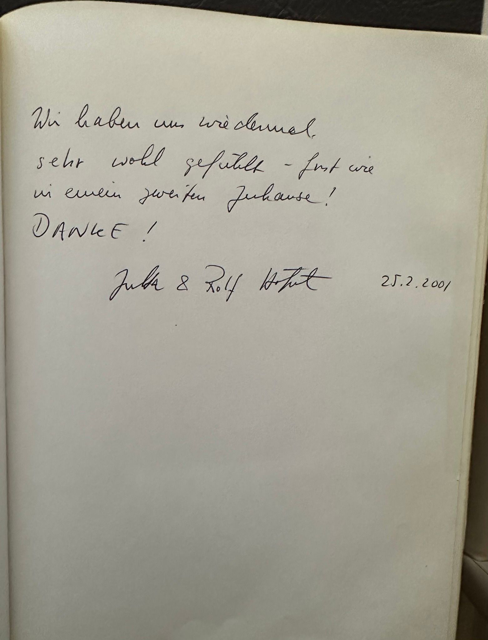 Handschriftliche Gästerückmeldungen im Gästebuch des Hotel Rosengarten im Hamburger Alstertal