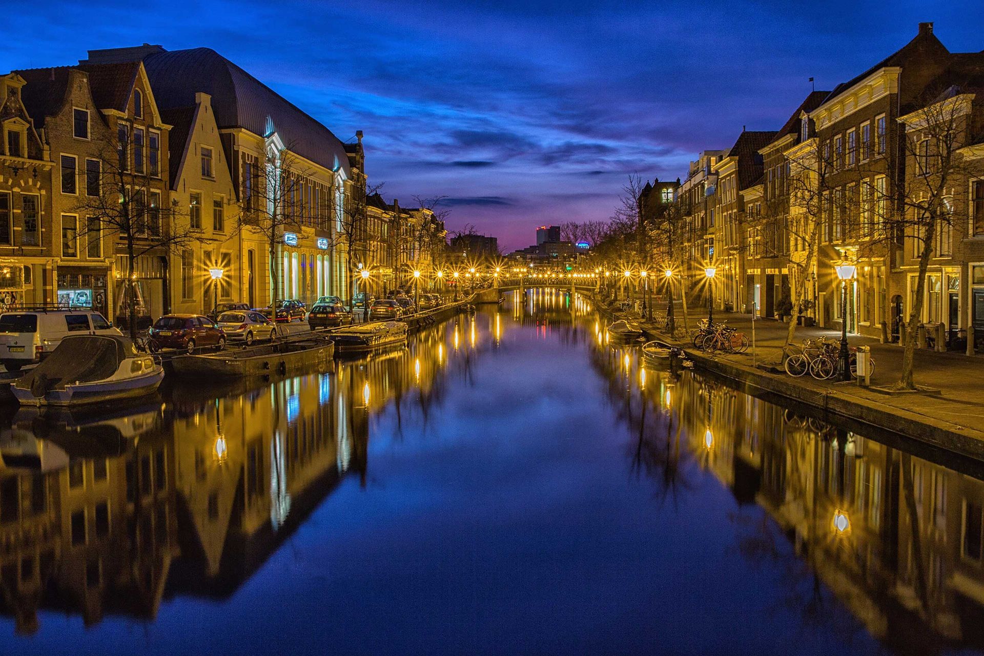 Hamburger Kanal bei Nacht - Die Hansestadt mit Ihrer wunderbaren Architektur erleben. - Boutique Hotel Rosengarten