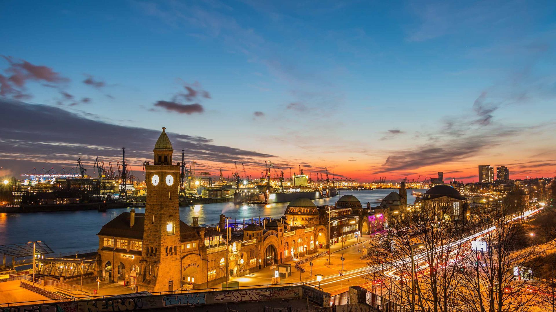 Die Landungsbrücken von Hamburg erleben, mit der S1 in 30 Minuten vom Boutique Hotel Rosengarten, Poppenbüttel