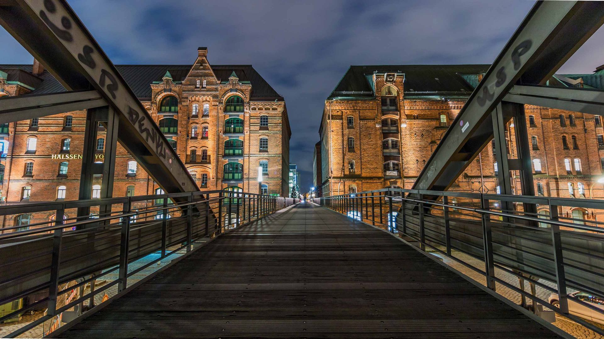 Die Speicherstadt von Hamburg bei Nacht entdecken, mit der S1 in 30 Minuten vom Boutique Hotel Rosengarten