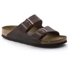 Et par brune Birkenstock Arizona sandaler på en hvid baggrund.