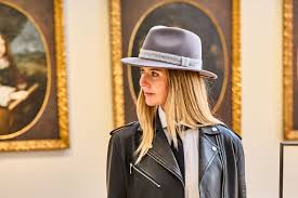 Stetson hat på kvindelig model
