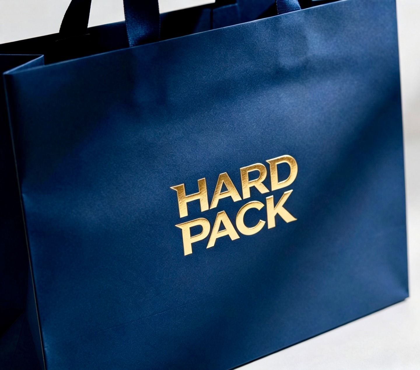 Bolsa de compras azul con la inscripción dorada 