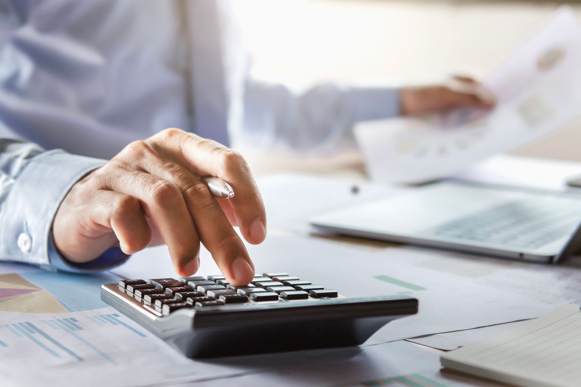 Une personne utilise une calculatrice à un bureau.