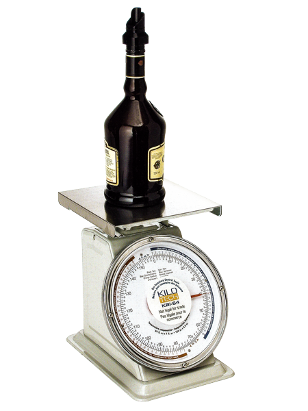 Une bouteille de liquide foncé repose sur une balance. La balance possède un cadran rond.